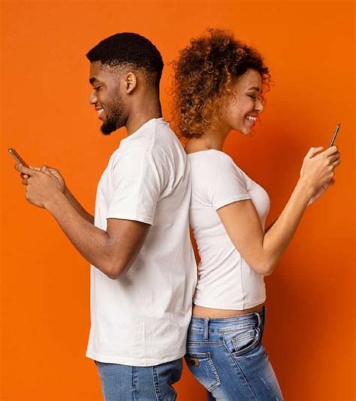 Attention Couples: Know Why “Fexting” might not be a Good Idea