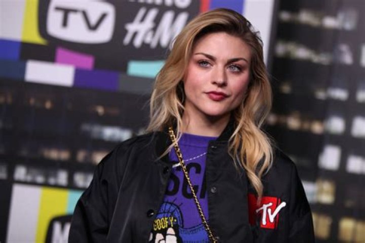 Frances Bean Cobain - Age, Bio, Birthday, Family, Net Worth