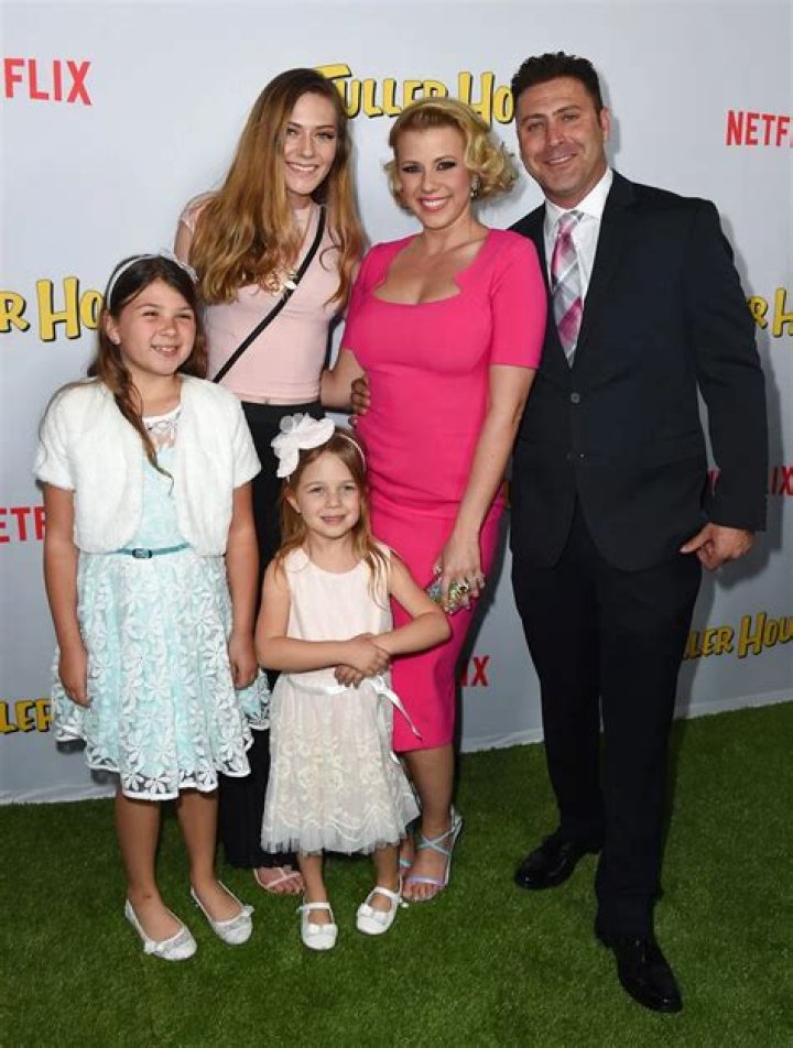 Jodie Sweetin - Age, Bio, Birthday, Family, Net Worth