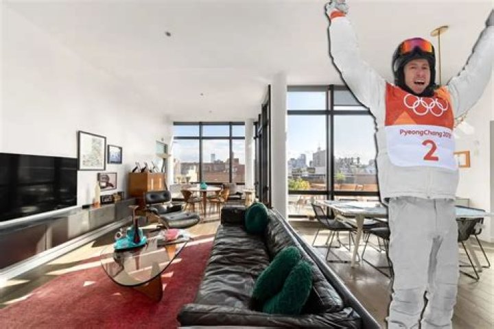 NYC homes of Thierry Despont, Olympia Dukakis, Colin Jost, and Scarlett Johansson among October 2021 celebrity listings