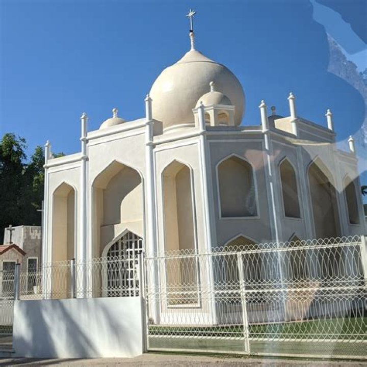 Tumbas A Jardines (Graves Into Gardens) [ft. Brandon Lake] by Elevation Worship